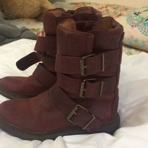 Beautiful boots they are between Reed and brown